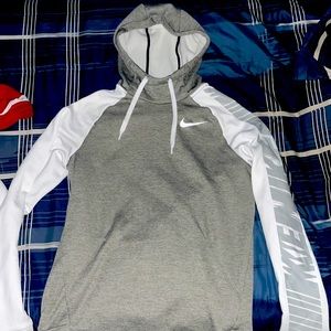 COPY - Mens Nike hoodie size medium selling for 25$